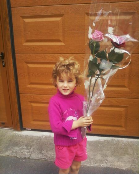 KELLY AVEC DES ROSES  POUR SA COPINE KARINE 
